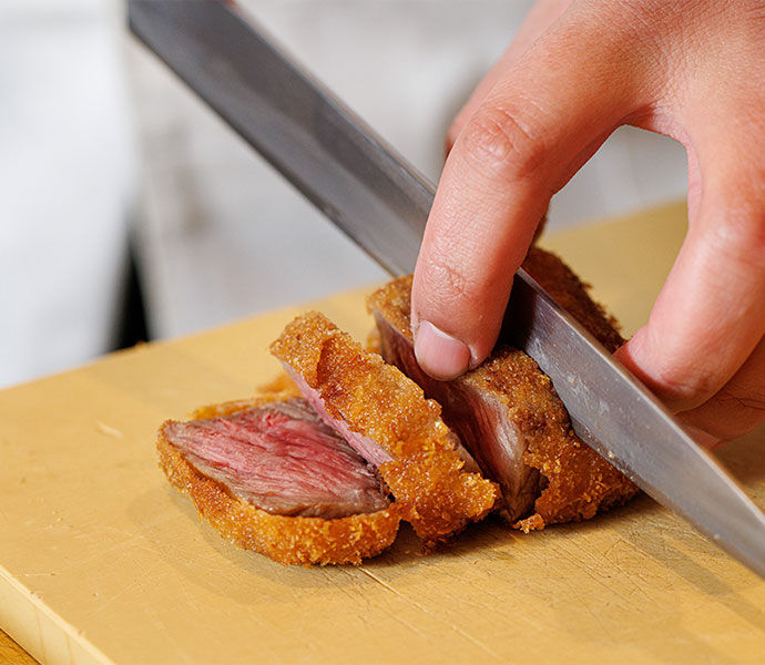 ビフカツ切るシーン